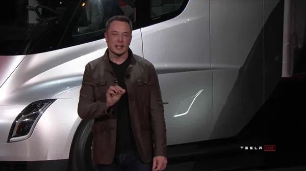 特斯拉創(chuàng)始人兼CEO埃隆·馬斯克(Elon Musk)乘坐著Semi來(lái)到發(fā)布會(huì)現(xiàn)場(chǎng) 圖片來(lái)源:澎湃新聞